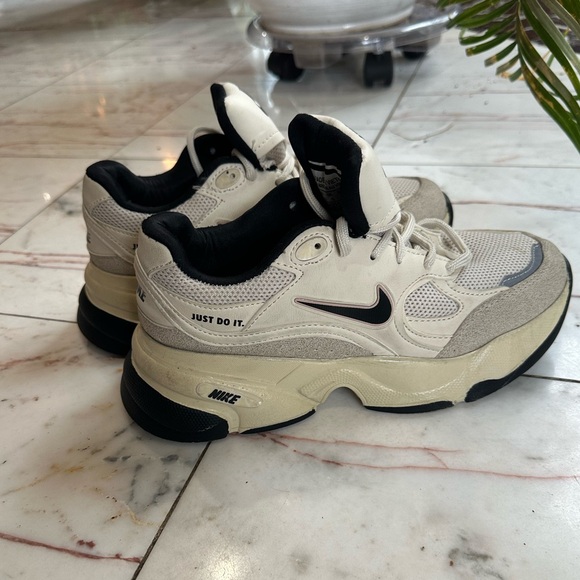 Nike Women's Sneakers in Cream and Black - Picture 4 of 6